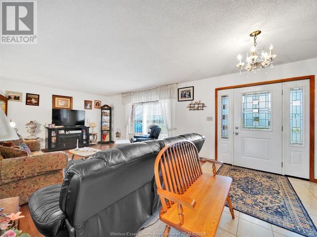 903 Road 2 E, House detached with 5 bedrooms, 2 bathrooms and null parking in Kingsville ON | Image 2