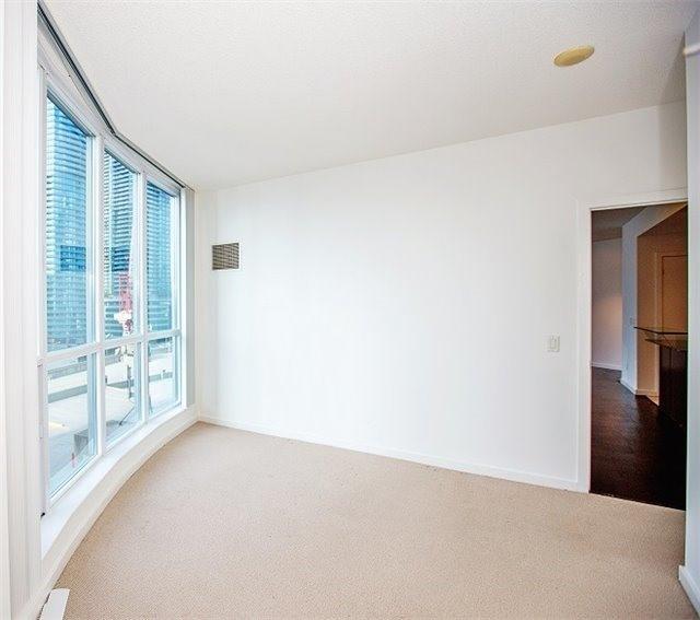1001 - 218 Queens Quay W, Condo with 2 bedrooms, 2 bathrooms and 1 parking in Toronto ON | Image 9