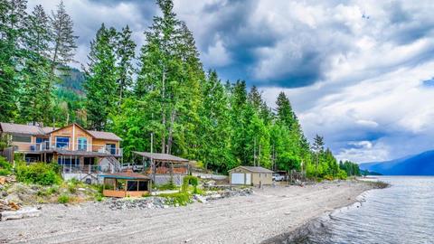 12337 Highway 3a, House detached with 4 bedrooms, 3 bathrooms and null parking in Central Kootenay A BC | Card Image