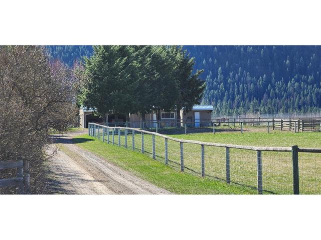 1480 Carson Road, House detached with 3 bedrooms, 3 bathrooms and null parking in Kootenay Boundary D BC | Image 81