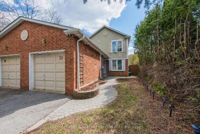 39 Frost Dr, House semidetached with 3 bedrooms, 4 bathrooms and 3 parking in Whitby ON | Image 1