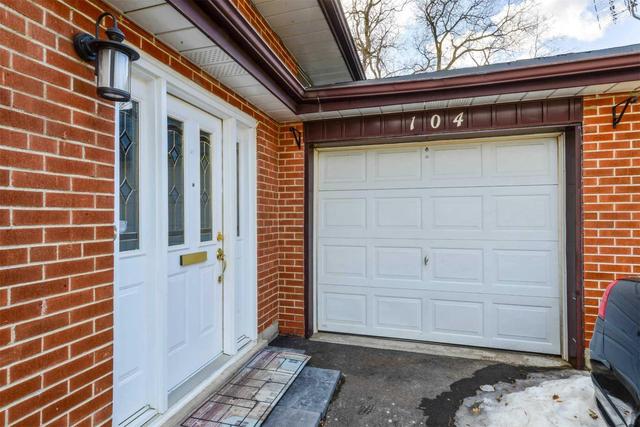 104 Riverhead Dr, House detached with 3 bedrooms, 2 bathrooms and 5 parking in Toronto ON | Image 2