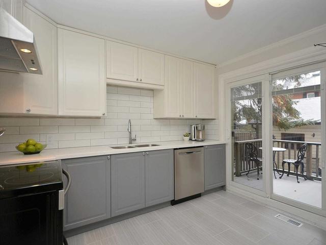 105 Mill St N, House detached with 3 bedrooms, 3 bathrooms and 3 parking in Brampton ON | Image 3