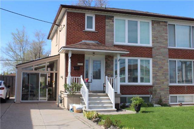 18 Lantos Crt, House semidetached with 3 bedrooms, 2 bathrooms and 3 parking in Toronto ON | Image 1