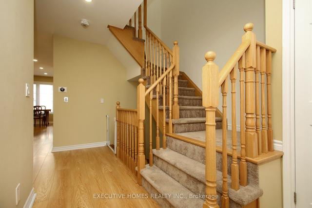 118 Symington Ave, House attached with 3 bedrooms, 4 bathrooms and 3 parking in Oshawa ON | Image 5