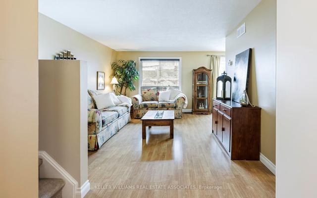 47 Grandridge Cres, House attached with 3 bedrooms, 2 bathrooms and 3 parking in Guelph ON | Image 5