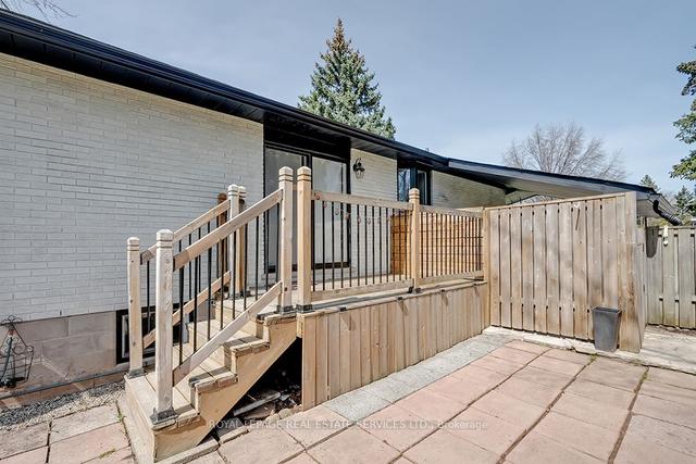 376 Duncombe Dr, House detached with 3 bedrooms, 2 bathrooms and 5 parking in Burlington ON | Image 32