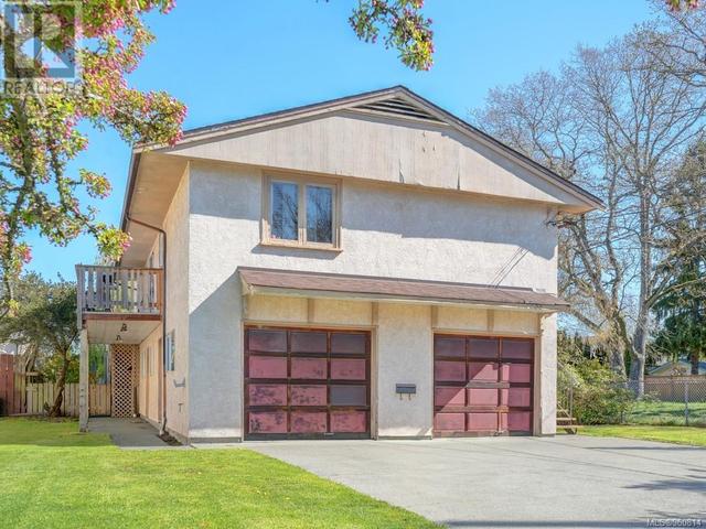1636 San Juan Ave, House detached with 4 bedrooms, 3 bathrooms and 4 parking in Saanich BC | Image 1