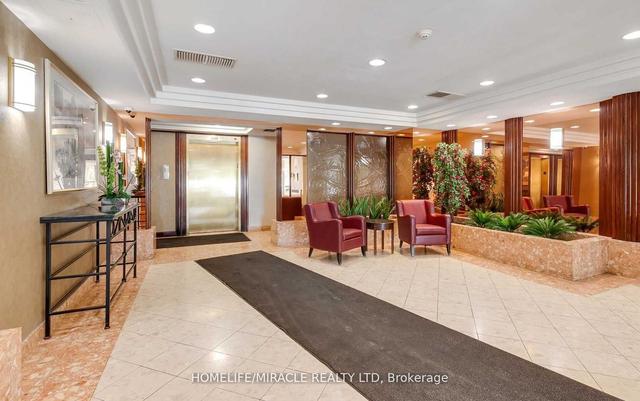 1810 - 24 Hanover Rd, Condo with 3 bedrooms, 2 bathrooms and 2 parking in Brampton ON | Image 23