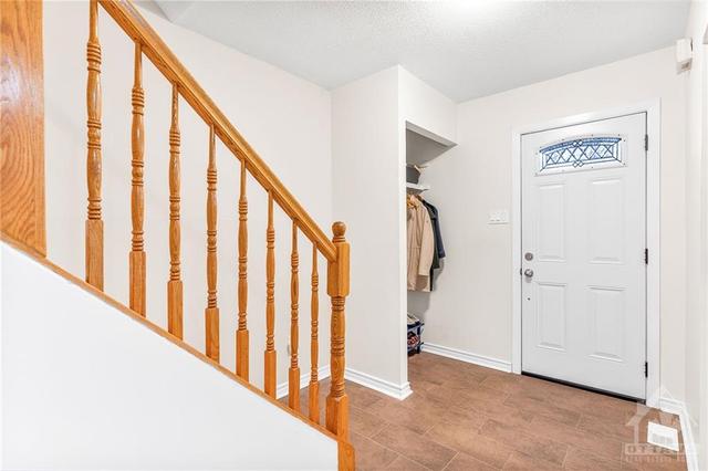 6244 Castille Court, Townhouse with 3 bedrooms, 2 bathrooms and 1 parking in Ottawa ON | Image 3