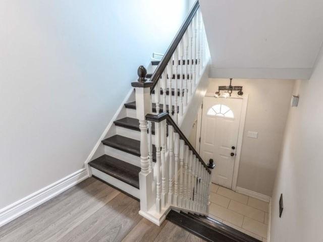 30 Mcmullen Cres, Townhouse with 3 bedrooms, 2 bathrooms and 1 parking in Brampton ON | Image 3