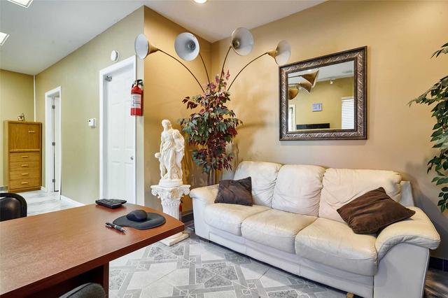 890 Simcoe St S, Condo with 2 bedrooms, 1 bathrooms and 5 parking in Oshawa ON | Image 3