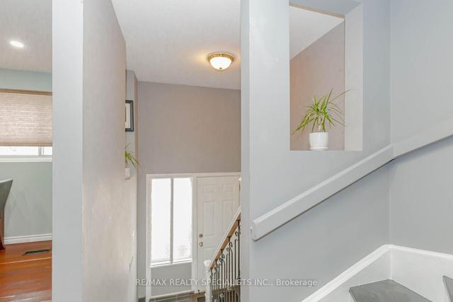 29 Sandringham Crt, Townhouse with 3 bedrooms, 2 bathrooms and 2 parking in Brampton ON | Image 36
