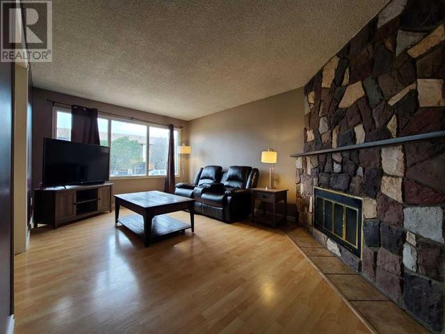 8005a 99 Street, House semidetached with 3 bedrooms, 2 bathrooms and 2 parking in Peace River AB | Image 3