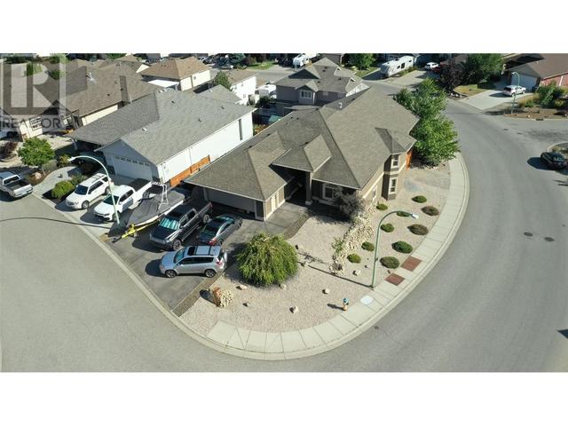 1377 Kendra Court, House detached with 4 bedrooms, 3 bathrooms and 6 parking in Kelowna BC | Image 3