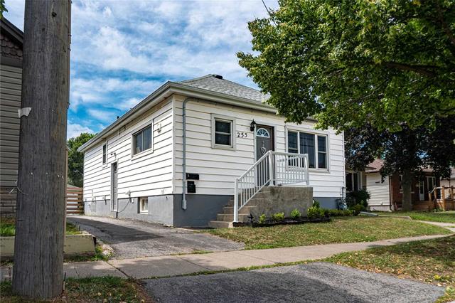 253 Grantham Ave, House detached with 3 bedrooms, 2 bathrooms and 3 parking in St. Catharines ON | Image 1