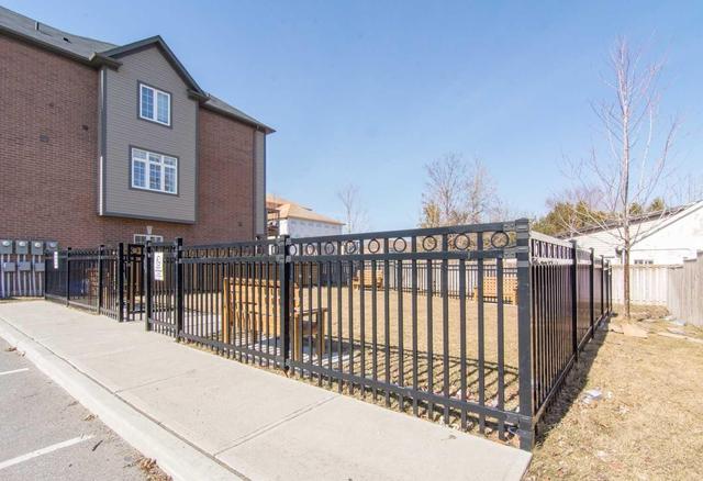 995 Reimer Common, House attached with 3 bedrooms, 2 bathrooms and 1 parking in Burlington ON | Image 2