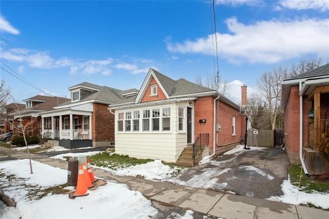 15 Strathcona Avenue, House detached with 3 bedrooms, 1 bathrooms and 1 parking in Brantford ON | Image 2