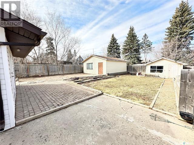 405 3rd Street S, House detached with 2 bedrooms, 1 bathrooms and null parking in Weyburn SK | Image 4