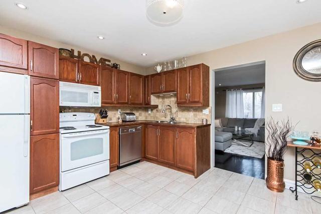 215 Lake Ave N, Townhouse with 3 bedrooms, 2 bathrooms and 1 parking in Hamilton ON | Image 5
