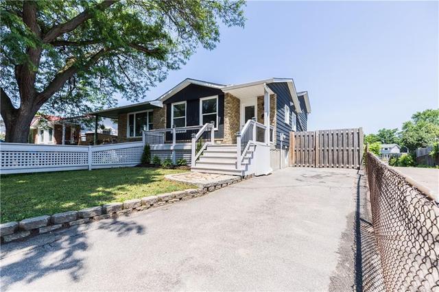 27 St. Hilda's Court, House semidetached with 4 bedrooms, 2 bathrooms and 3 parking in St. Catharines ON | Image 1