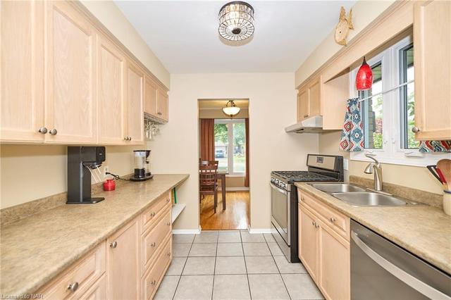 7037 Freeman Street, House detached with 3 bedrooms, 2 bathrooms and 5 parking in Niagara Falls ON | Image 2