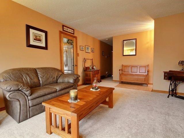 209 Old Colony Rd, House detached with 4 bedrooms, 1 bathrooms and 2 parking in Ottawa ON | Image 3