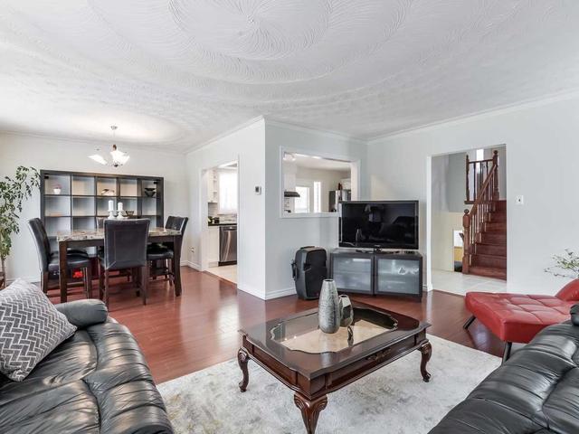 3 Cushendun Rd, House detached with 3 bedrooms, 2 bathrooms and 3 parking in Toronto ON | Image 6