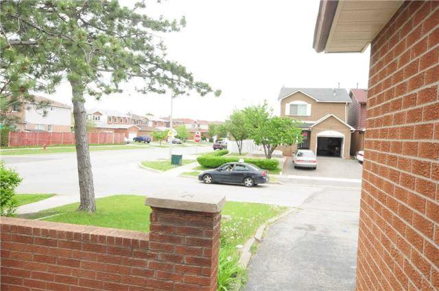 2 Thorson Gate, House detached with 4 bedrooms, 2 bathrooms and 2 parking in Brampton ON | Image 14