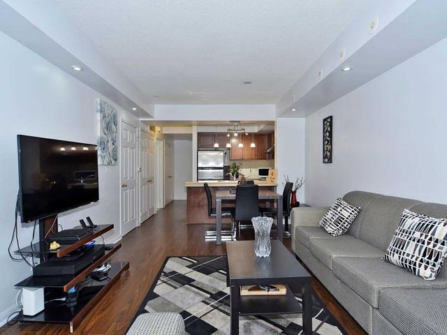 2060 - 3047 Finch Ave W, Townhouse with 2 bedrooms, 2 bathrooms and 1 parking in Toronto ON | Image 3