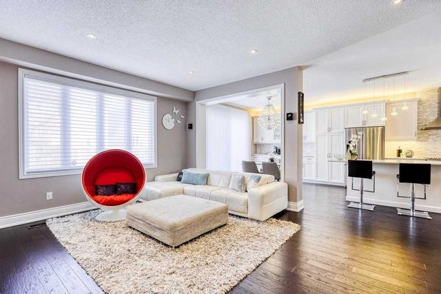 10 Duke Of Cornwall Dr, House detached with 4 bedrooms, 4 bathrooms and 4 parking in Markham ON | Image 2