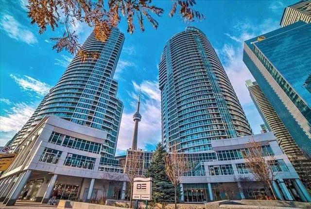 412 - 208 Queens Quay W, Condo with 2 bedrooms, 2 bathrooms and 2 parking in Toronto ON | Image 1