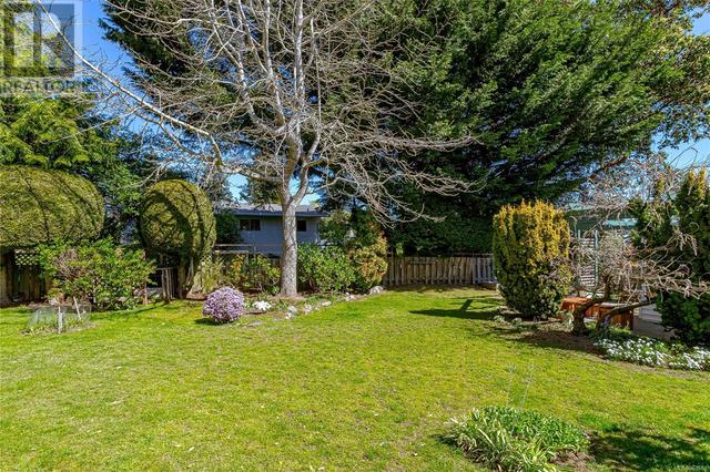 4918 Alamida Cres, House detached with 3 bedrooms, 2 bathrooms and 4 parking in Saanich BC | Image 43