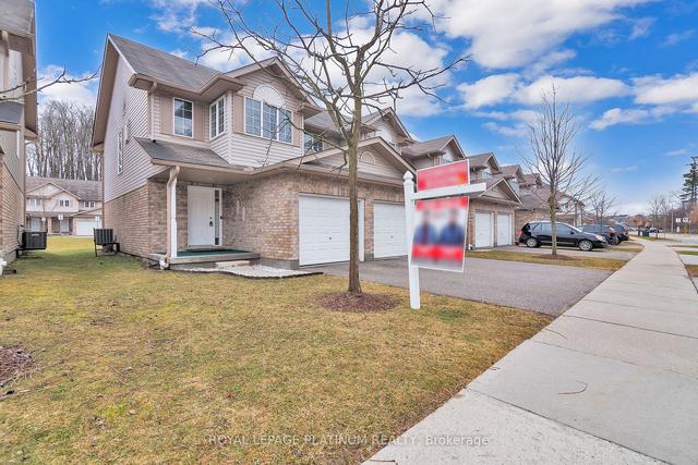 312 Fallowfield Dr, Townhouse with 3 bedrooms, 4 bathrooms and 3 parking in Kitchener ON | Image 3