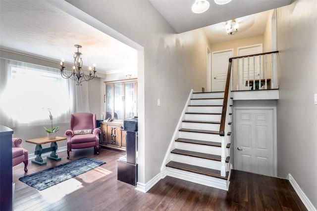 281 Centre St N, House detached with 6 bedrooms, 4 bathrooms and 4 parking in Brampton ON | Image 7