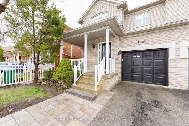 3292 Ridgeleigh Hts, House semidetached with 3 bedrooms, 4 bathrooms and 3 parking in Mississauga ON | Image 1