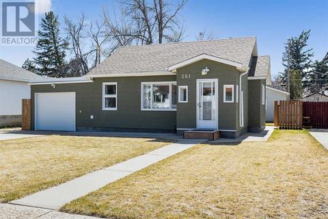 261 8 Street Se, House detached with 2 bedrooms, 1 bathrooms and 4 parking in Medicine Hat AB | Card Image