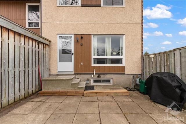 102 Chimo Drive, Townhouse with 3 bedrooms, 2 bathrooms and 2 parking in Ottawa ON | Image 17