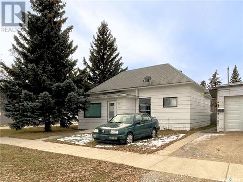 703 5th Street, House detached with 3 bedrooms, 2 bathrooms and null parking in Humboldt SK | Card Image