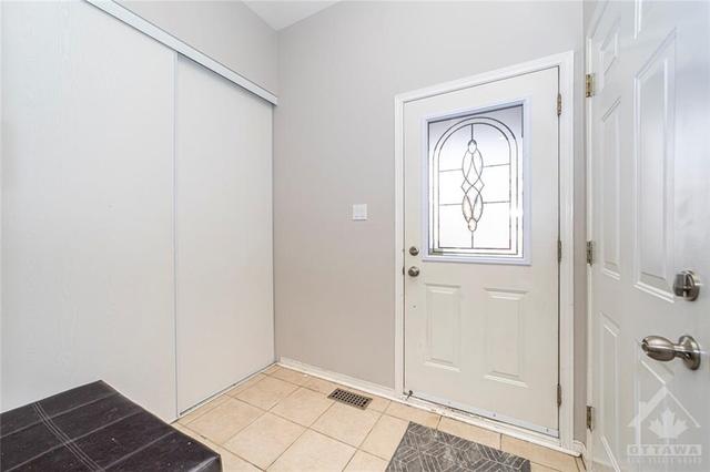 2081 Liska Street, Townhouse with 3 bedrooms, 3 bathrooms and 3 parking in Ottawa ON | Image 3