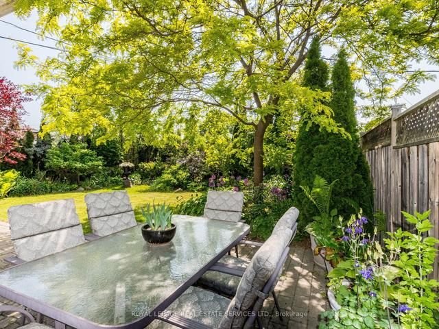 29 Castle Green Cres, House detached with 3 bedrooms, 3 bathrooms and 5 parking in Toronto ON | Image 31