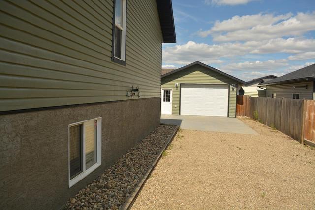 9122 130 Avenue, House detached with 4 bedrooms, 2 bathrooms and 4 parking in Peace River AB | Image 2