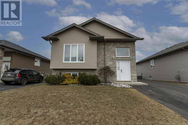 232 Cougar Cres, House detached with 4 bedrooms, 3 bathrooms and null parking in Thunder Bay ON | Image 37