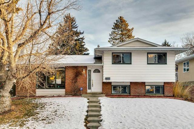 404 Queensland Road Se, House detached with 4 bedrooms, 2 bathrooms and 2 parking in Calgary AB | Image 1