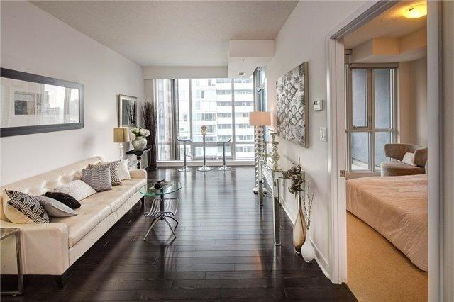 3408 - 295 Adelaide St W, Condo with 1 bedrooms, 1 bathrooms and 1 parking in Toronto ON | Image 2