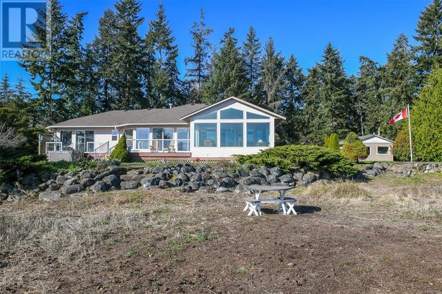 501 Arbutus Bay Rd, House detached with 3 bedrooms, 3 bathrooms and 10 parking in Comox Valley A BC | Image 2