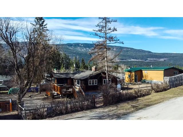 4848 Hammond Avenue, House detached with 4 bedrooms, 2 bathrooms and 8 parking in East Kootenay G BC | Image 2