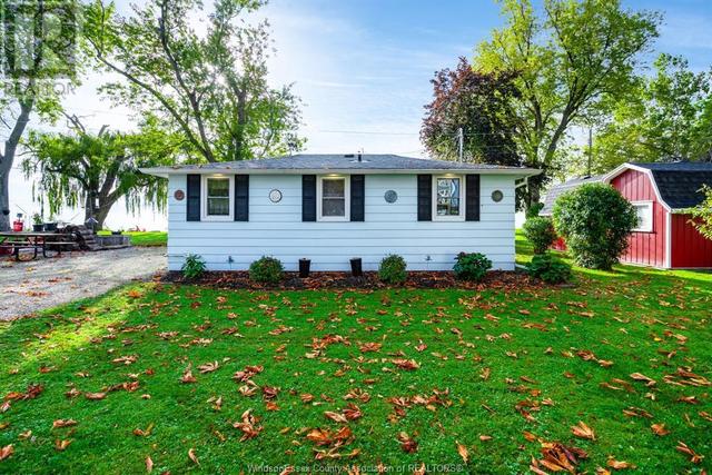 302 Detroit Line, House detached with 2 bedrooms, 1 bathrooms and null parking in Chatham Kent ON | Image 2