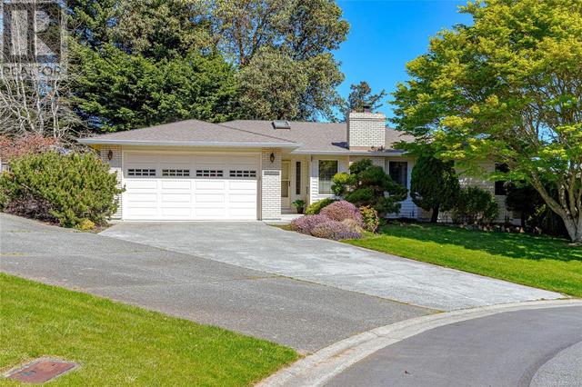 4918 Alamida Cres, House detached with 3 bedrooms, 2 bathrooms and 4 parking in Saanich BC | Image 2