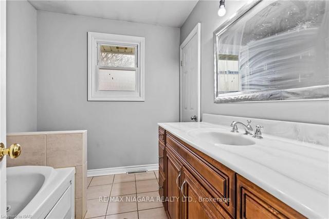 7063 Dirdene St, House detached with 3 bedrooms, 2 bathrooms and 5 parking in Niagara Falls ON | Image 6